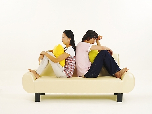 포토 JPG 스튜디오촬영 전신 모델 라이프스타일 커플 여자 남자 한쌍 포즈 가구 쿠션 누끼 사람 앉기 20대 두명 청춘 소파 한국인 등돌리기 분노 싸움 청년만 성인만 국내포토 감정 생활용품 컨셉 의자 관계 모션 실내 동양인 청년 생활 파일형식