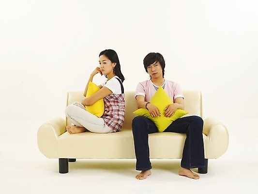 포토 JPG 스튜디오촬영 전신 모델 라이프스타일 커플 여자 남자 한쌍 포즈 가구 쿠션 누끼 사람 앉기 20대 두명 청춘 소파 한국인 분노 싸움 삐침 청년만 성인만 국내포토 감정 생활용품 컨셉 의자 관계 모션 실내 동양인 청년 생활 파일형식