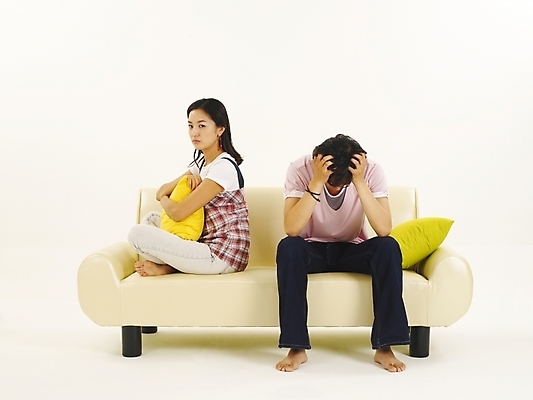 포토 JPG 스튜디오촬영 전신 모델 라이프스타일 커플 여자 남자 한쌍 포즈 가구 쿠션 고개숙이기 누끼 사람 앉기 20대 두명 청춘 소파 한국인 분노 싸움 청년만 성인만 국내포토 감정 생활용품 컨셉 의자 관계 모션 실내 숙이기 동양인 청년 생활 파일형식