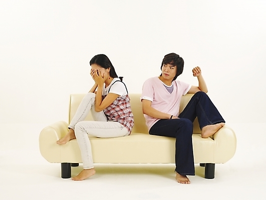 포토 JPG 스튜디오촬영 전신 모델 라이프스타일 커플 여자 남자 한쌍 포즈 가구 누끼 사람 앉기 20대 두명 청춘 소파 한국인 분노 울음 싸움 냉전 청년만 성인만 국내포토 감정 생활용품 컨셉 의자 관계 모션 실내 표정 동양인 청년 생활 경쟁 파일형식