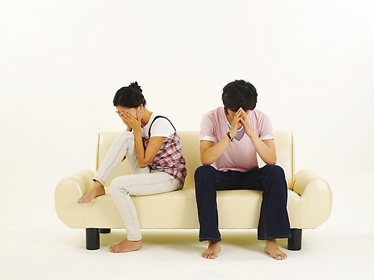 포토 JPG 스튜디오촬영 전신 모델 라이프스타일 커플 여자 남자 한쌍 포즈 가구 고개숙이기 누끼 사람 앉기 20대 두명 청춘 소파 한국인 분노 울음 싸움 냉전 청년만 성인만 국내포토 감정 생활용품 컨셉 의자 관계 모션 실내 표정 숙이기 동양인 청년 생활 경쟁 파일형식