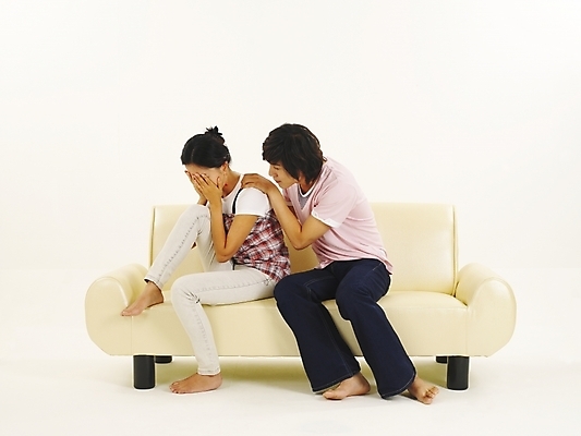 포토 JPG 스튜디오촬영 전신 모델 라이프스타일 커플 여자 남자 한쌍 포즈 가구 누끼 사람 앉기 20대 두명 청춘 소파 한국인 분노 울음 싸움 화해 청년만 성인만 달래기 국내포토 감정 생활용품 컨셉 의자 관계 모션 실내 표정 동양인 청년 생활 파일형식