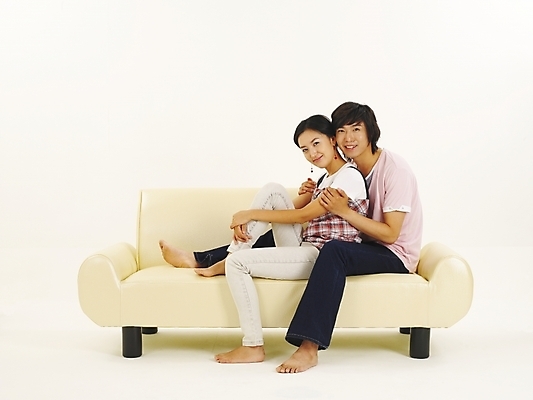 포토 JPG 스튜디오촬영 전신 모델 라이프스타일 커플 여자 남자 한쌍 포즈 가구 표정 사랑 미소 웃음 누끼 사람 앉기 20대 두명 청춘 소파 한국인 청년만 성인만 국내포토 감정 생활용품 컨셉 의자 관계 모션 실내 동양인 청년 생활 파일형식