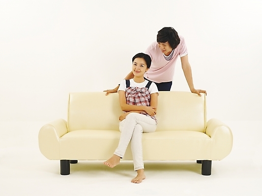 포토 JPG 스튜디오촬영 전신 모델 라이프스타일 커플 응시 여자 남자 한쌍 포즈 가구 미소 웃음 누끼 사람 앉기 20대 두명 청춘 소파 한국인 청년만 성인만 국내포토 시선 생활용품 컨셉 의자 관계 모션 실내 표정 동양인 청년 생활 파일형식