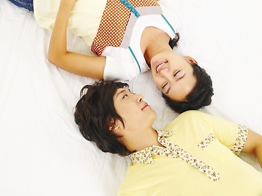 포토 JPG 스튜디오촬영 모델 커플 응시 여자 남자 행복 한쌍 포즈 부분 표정 사랑 미소 웃음 사람 상반신 20대 두명 청춘 하이앵글 한국인 청년만 성인만 국내포토 시선 감정 뷰포인트 컨셉 관계 실내 동양인 청년 파일형식