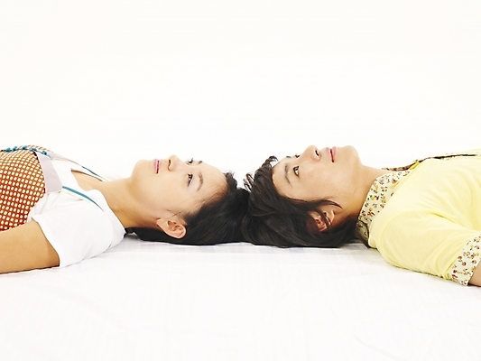 포토 JPG 스튜디오촬영 모델 커플 여자 남자 행복 한쌍 포즈 부분 사랑 사람 상반신 20대 두명 청춘 눕기 한국인 청년만 성인만 국내포토 감정 컨셉 관계 모션 실내 동양인 청년 파일형식
