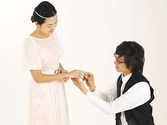 포토 JPG 스튜디오촬영 모델 커플 여자 남자 감정 한쌍 포즈 프로포즈 부분 사랑 서기 사람 상반신 20대 두명 청춘 한국인 반지 약속 청년만 성인만 국내포토 컨셉 장신구 관계 모션 실내 동양인 청년 파일형식