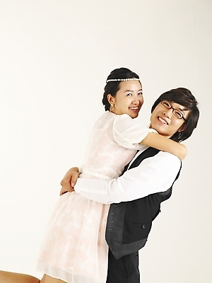 포토 JPG 스튜디오촬영 모델 커플 여자 남자 감정 한쌍 포즈 프로포즈 부분 포옹 사랑 서기 사람 상반신 20대 두명 청춘 한국인 청년만 성인만 국내포토 컨셉 관계 안기 모션 실내 동양인 청년 파일형식