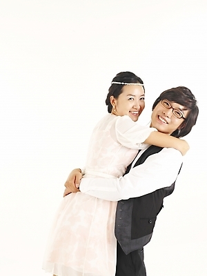 포토 JPG 스튜디오촬영 모델 커플 여자 남자 감정 한쌍 포즈 프로포즈 부분 포옹 사랑 서기 사람 상반신 20대 두명 청춘 한국인 청년만 성인만 국내포토 컨셉 관계 안기 모션 실내 동양인 청년 파일형식