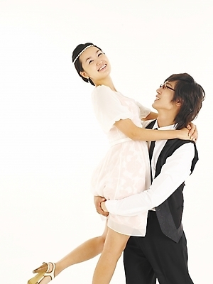 포토 JPG 스튜디오촬영 모델 커플 여자 남자 감정 한쌍 포즈 프로포즈 포옹 사랑 서기 사람 20대 두명 청춘 한국인 청년만 성인만 국내포토 컨셉 관계 안기 모션 실내 동양인 청년 파일형식