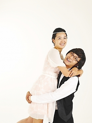 포토 JPG 스튜디오촬영 모델 커플 여자 남자 감정 한쌍 포즈 프로포즈 부분 포옹 사랑 서기 사람 상반신 20대 두명 청춘 한국인 청년만 성인만 국내포토 컨셉 관계 안기 모션 실내 동양인 청년 파일형식