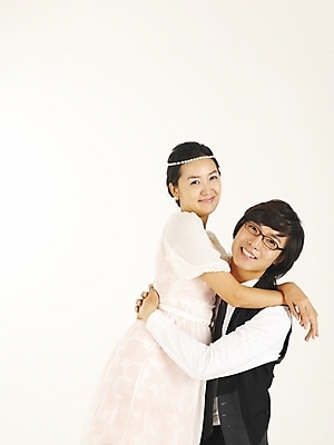 포토 JPG 스튜디오촬영 모델 커플 여자 남자 감정 한쌍 포즈 프로포즈 부분 포옹 사랑 서기 누끼 사람 상반신 20대 두명 청춘 한국인 청년만 성인만 국내포토 컨셉 관계 안기 모션 실내 동양인 청년 파일형식