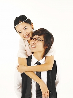 포토 JPG 스튜디오촬영 모델 커플 여자 남자 감정 한쌍 포즈 프로포즈 부분 포옹 사랑 서기 누끼 사람 상반신 20대 두명 청춘 한국인 청년만 성인만 국내포토 컨셉 관계 안기 모션 실내 동양인 청년 파일형식