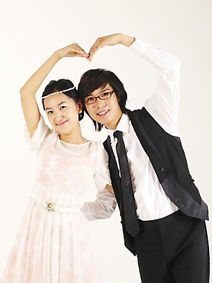 포토 JPG 스튜디오촬영 모델 커플 여자 남자 감정 한쌍 포즈 프로포즈 부분 사랑 서기 누끼 사람 상반신 20대 두명 청춘 한국인 청년만 성인만 국내포토 컨셉 관계 모션 실내 동양인 청년 파일형식