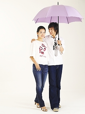 포토 JPG 스튜디오촬영 전신 모델 커플 여자 남자 행복 감정 한쌍 포즈 우산 사랑 서기 누끼 사람 20대 두명 청춘 한국인 청년만 성인만 국내포토 컨셉 관계 모션 실내 동양인 청년 파일형식