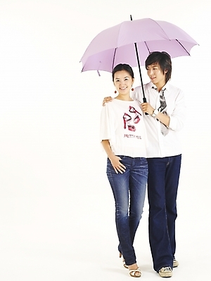 포토 JPG 스튜디오촬영 전신 모델 커플 여자 남자 행복 감정 한쌍 포즈 우산 사랑 서기 누끼 사람 20대 두명 청춘 한국인 청년만 성인만 국내포토 컨셉 관계 모션 실내 동양인 청년 파일형식