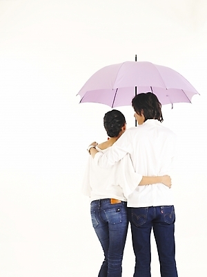 포토 JPG 스튜디오촬영 전신 모델 커플 여자 남자 행복 감정 한쌍 포즈 우산 사랑 서기 누끼 사람 20대 두명 청춘 청년만 성인만 국내포토 컨셉 관계 모션 실내 청년 파일형식