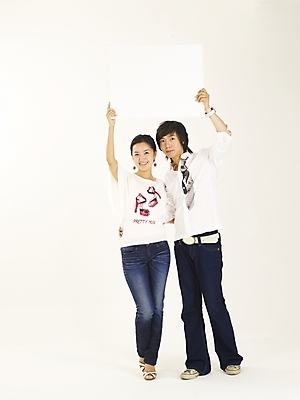 포토 JPG 스튜디오촬영 전신 모델 커플 여자 남자 행복 한쌍 포즈 안내 알림판 사랑 서기 누끼 사람 이벤트 20대 두명 청춘 한국인 알림 청년만 성인만 국내포토 감정 컨셉 관계 모션 실내 동양인 청년 파일형식