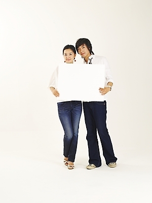 포토 JPG 스튜디오촬영 전신 모델 커플 여자 남자 행복 한쌍 포즈 안내 알림판 사랑 서기 누끼 사람 이벤트 20대 두명 청춘 한국인 알림 청년만 성인만 국내포토 감정 컨셉 관계 모션 실내 동양인 청년 파일형식