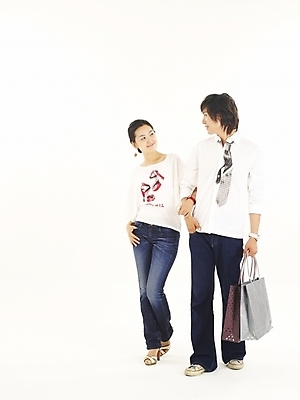 포토 JPG 스튜디오촬영 전신 모델 라이프스타일 커플 응시 여자 남자 한쌍 포즈 사랑 서기 누끼 사람 20대 두명 쇼핑 청춘 쇼핑백 한국인 청년만 성인만 국내포토 시선 감정 컨셉 가방 관계 모션 실내 동양인 청년 생활 파일형식