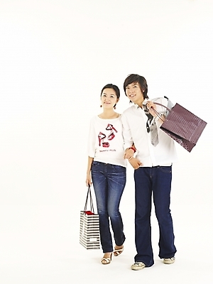 포토 JPG 스튜디오촬영 전신 모델 라이프스타일 커플 여자 남자 한쌍 포즈 표정 사랑 서기 미소 웃음 누끼 사람 20대 두명 쇼핑 청춘 쇼핑백 한국인 청년만 성인만 국내포토 감정 컨셉 가방 관계 모션 실내 동양인 청년 생활 파일형식