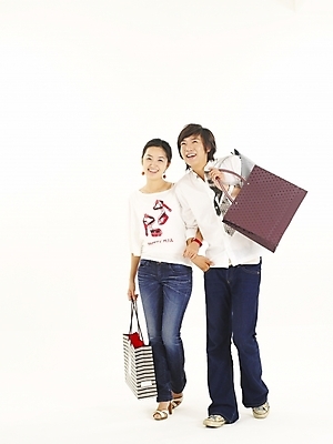 포토 JPG 스튜디오촬영 전신 모델 라이프스타일 커플 여자 남자 한쌍 포즈 표정 사랑 서기 미소 웃음 누끼 사람 20대 두명 쇼핑 청춘 쇼핑백 한국인 청년만 성인만 국내포토 감정 컨셉 가방 관계 모션 실내 동양인 청년 생활 파일형식