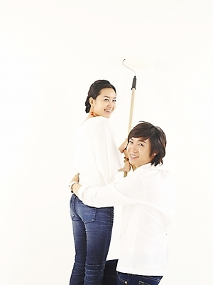 포토 JPG 스튜디오촬영 모델 라이프스타일 커플 여자 남자 감정 한쌍 포즈 부분 표정 사랑 서기 미소 웃음 사람 상반신 20대 두명 뒷모습 청춘 한국인 색칠 칠 페인트칠 롤러 청년만 성인만 국내포토 뷰포인트 컨셉 관계 모션 페인팅 실내 동양인 청년 생활 파일형식