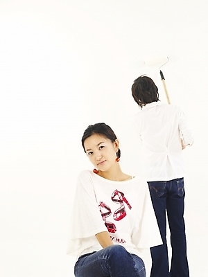 포토 JPG 스튜디오촬영 모델 라이프스타일 커플 여자 남자 감정 한쌍 포즈 부분 사랑 서기 사람 앉기 상반신 20대 두명 뒷모습 청춘 한국인 색칠 칠 페인트칠 롤러 청년만 성인만 국내포토 뷰포인트 컨셉 관계 모션 페인팅 실내 동양인 청년 생활 파일형식