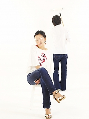 포토 JPG 스튜디오촬영 전신 모델 라이프스타일 커플 여자 남자 감정 포즈 가사 의자 사랑 서기 누끼 사람 앉기 20대 두명 뒷모습 청춘 한국인 색칠 칠 페인트칠 롤러 청년만 성인만 국내포토 뷰포인트 가구 컨셉 관계 모션 페인팅 실내 동양인 청년 생활 파일형식