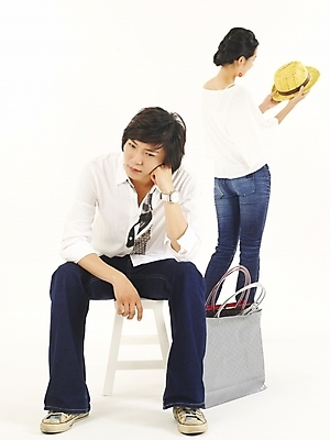 포토 JPG 스튜디오촬영 전신 모델 모자 라이프스타일 커플 여자 남자 감정 한쌍 포즈 의자 데이트 피곤 사랑 서기 누끼 사람 앉기 20대 두명 뒷모습 쇼핑 청춘 쇼핑백 한국인 기다림 청년만 성인만 국내포토 잡화 뷰포인트 가구 컨셉 가방 관계 모션 실내 동양인 청년 생활 파일형식