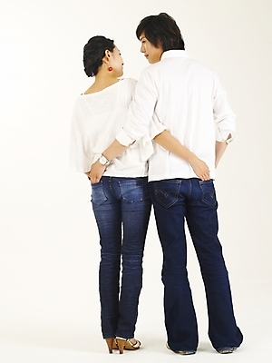 포토 JPG 스튜디오촬영 전신 모델 커플 여자 남자 행복 한쌍 포즈 사랑 서기 누끼 사람 20대 두명 뒷모습 청춘 한국인 청년만 성인만 국내포토 감정 뷰포인트 컨셉 관계 모션 실내 동양인 청년 파일형식