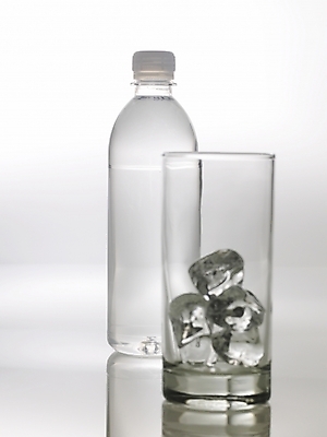 포토 JPG 음료 잔 실내 사람없음 물 얼음 물병 물컵 페트병 얼음물 국내포토 자연요소 식기 내부 컵 물통 병_담는 파일형식