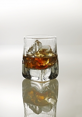 포토 JPG 잔 한잔 주류 실내 사람없음 얼음 양주 양주잔 언더락 국내포토 자연요소 1 식기 음료 술잔 내부 파일형식