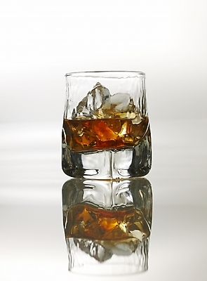 포토 JPG 잔 한잔 주류 실내 사람없음 얼음 양주 양주잔 언더락 국내포토 자연요소 1 식기 음료 술잔 내부 파일형식