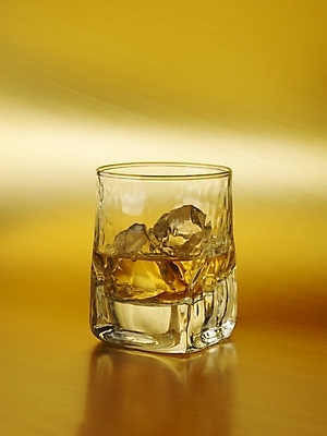 포토 JPG 컬러 잔 한잔 주류 실내 사람없음 컵 노란색 얼음 양주 양주잔 언더락 국내포토 자연요소 1 식기 음료 술잔 내부 파일형식