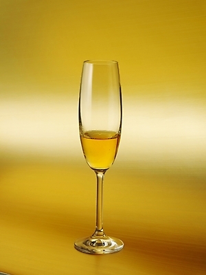 포토 JPG 컬러 잔 한잔 기념 주류 실내 사람없음 노란색 축하 알코올 샴페인 샴페인잔 국내포토 1 식기 음료 컨셉 술잔 내부 파일형식