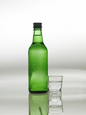 포토 JPG 술병 잔 한잔 주류 한국 실내 사람없음 컵 알코올 소주 한병 소주잔 국내포토 1 식기 아시아 음료 술잔 병_용기 내부 병_담는 파일형식