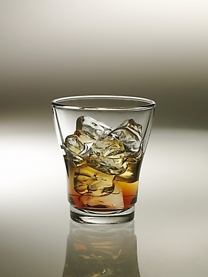 포토 JPG 잔 한잔 주류 실내 사람없음 컵 얼음 양주 양주잔 언더락 국내포토 자연요소 1 식기 음료 술잔 내부 파일형식