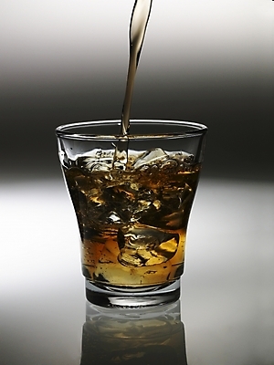 포토 JPG 잔 한잔 주류 실내 사람없음 컵 얼음 붓기 양주 양주잔 언더락 국내포토 자연요소 1 식기 음료 술잔 모션 내부 파일형식