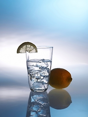 포토 JPG 식기 열매 음료 조각 과일 잔 한잔 실내 사람없음 장식 얼음 레몬 레모네이드 슬라이스 얼음물 국내포토 자연요소 식물 1 내부 물 에이드 파일형식