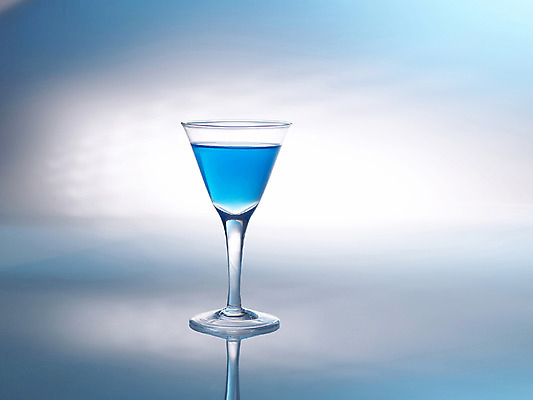 포토 JPG 식기 컬러 잔 한잔 주류 실내 사람없음 파란색 알코올 칵테일 칵테일잔 국내포토 1 음료 술잔 내부 파일형식