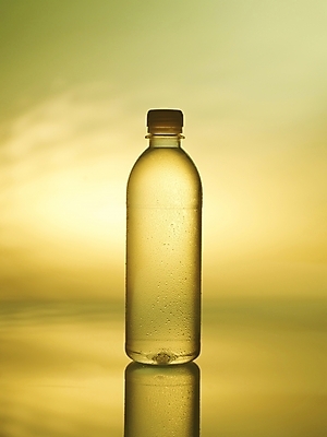 포토 JPG 음료 컬러 실내 사람없음 물 노란색 병 물병 페트병 한병 국내포토 자연요소 1 식기 내부 물통 병_담는 파일형식