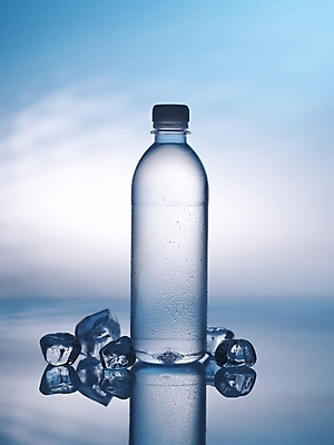 포토 JPG 음료 실내 사람없음 물 얼음 물병 페트병 한병 국내포토 자연요소 1 내부 물통 병_담는 파일형식