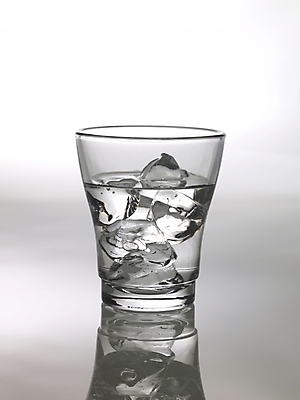 포토 JPG 음료 잔 실내 사람없음 컵 물 얼음 물컵 얼음물 국내포토 자연요소 식기 내부 파일형식