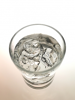 포토 JPG 음료 잔 실내 사람없음 컵 물 얼음 물컵 얼음물 국내포토 자연요소 식기 내부 파일형식