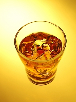 포토 JPG 컬러 잔 한잔 주류 실내 사람없음 노란색 얼음 양주 양주잔 언더락 국내포토 자연요소 1 식기 음료 술잔 내부 파일형식