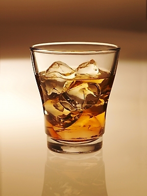 포토 JPG 컬러 잔 한잔 주류 실내 사람없음 갈색 얼음 양주 양주잔 언더락 국내포토 자연요소 1 식기 음료 술잔 내부 파일형식