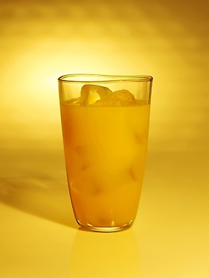 포토 JPG 음료 컬러 잔 한잔 실내 사람없음 컵 노란색 얼음 주스 오렌지주스 국내포토 자연요소 1 식기 내부 과일주스 파일형식