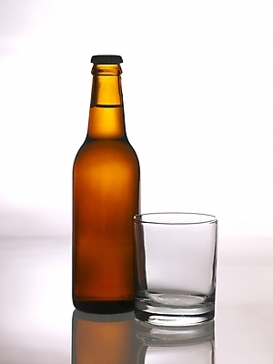 포토 JPG 술병 잔 맥주 주류 생맥주 실내 사람없음 알코올 병 맥주잔 한병 국내포토 1 식기 음료 술잔 병_용기 내부 병_담는 파일형식