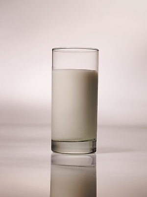 포토 JPG 음료 잔 유제품 한잔 실내 사람없음 컵 우유 물방울 흰우유 국내포토 1 식기 내부 파일형식